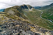 Parco Jotunheimen, Norvegia. Il crinale del Memurutunga che separa la Memurutal dal Gjende su cui si svolge il nostro percorso.